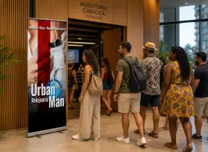 Banner Roll Up com estrutura de alumínio posicionado na entrada de evento corporativo no Auditório Carioca