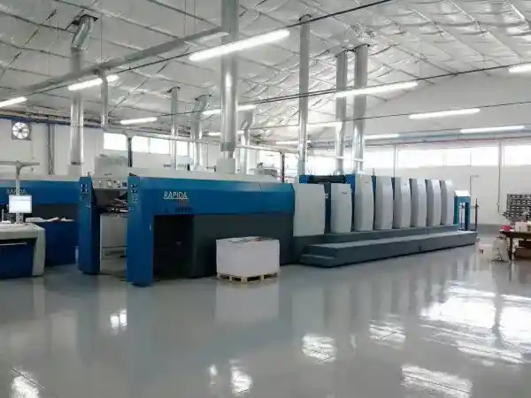 Parque gráfico da Carioca Print equipado com impressora Offset KBA Rapida 105 para grandes tiragens